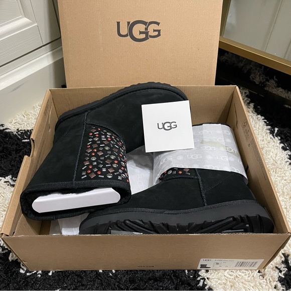 NIB Women’s Size 5 (European Size 36) UGG Classic Short Stud II Winter Boots - Picture 13 of 14